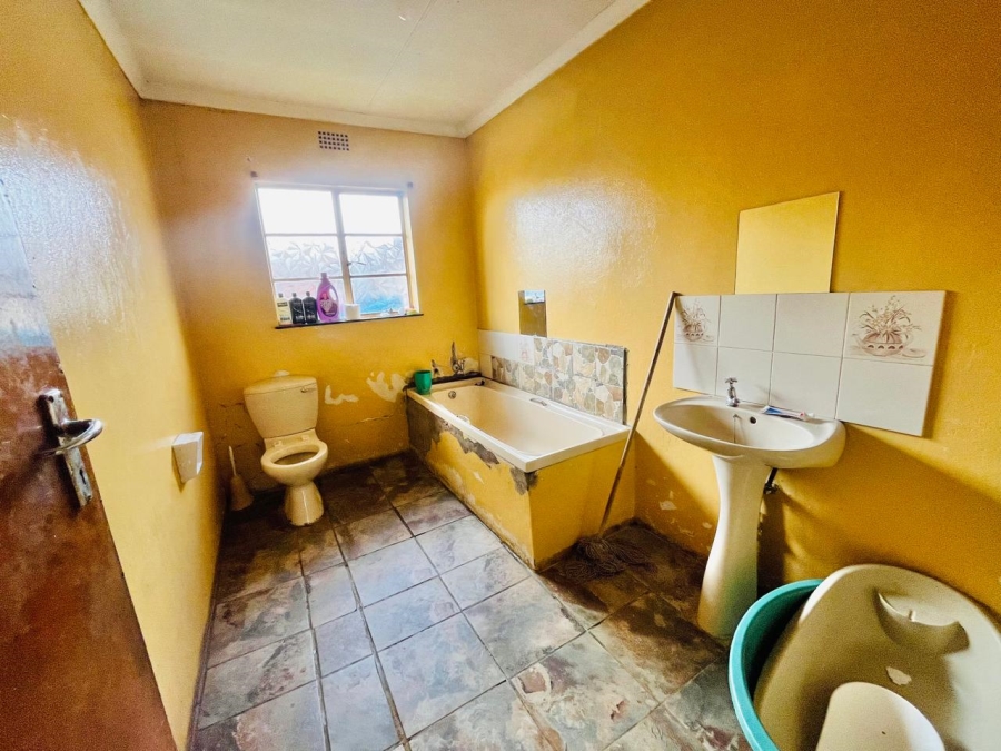 3 Bedroom Property for Sale in Molifi Tau Kloof Free State